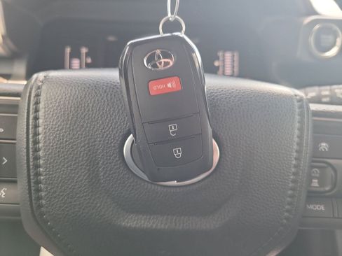 Used 2025 Toyota 4Runner SR5 AWD/4WD image 29