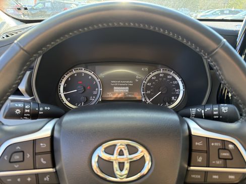 Used 2024 Toyota Highlander LE image 12
