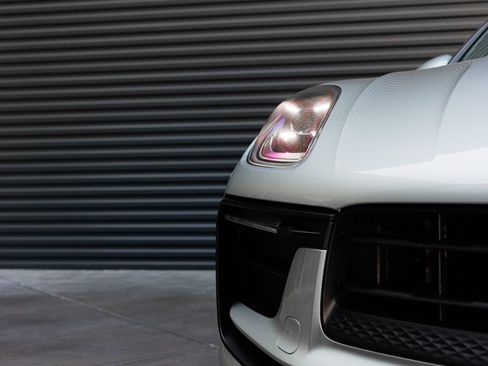Certified 2025 Porsche Macan AWD/4WD image 39