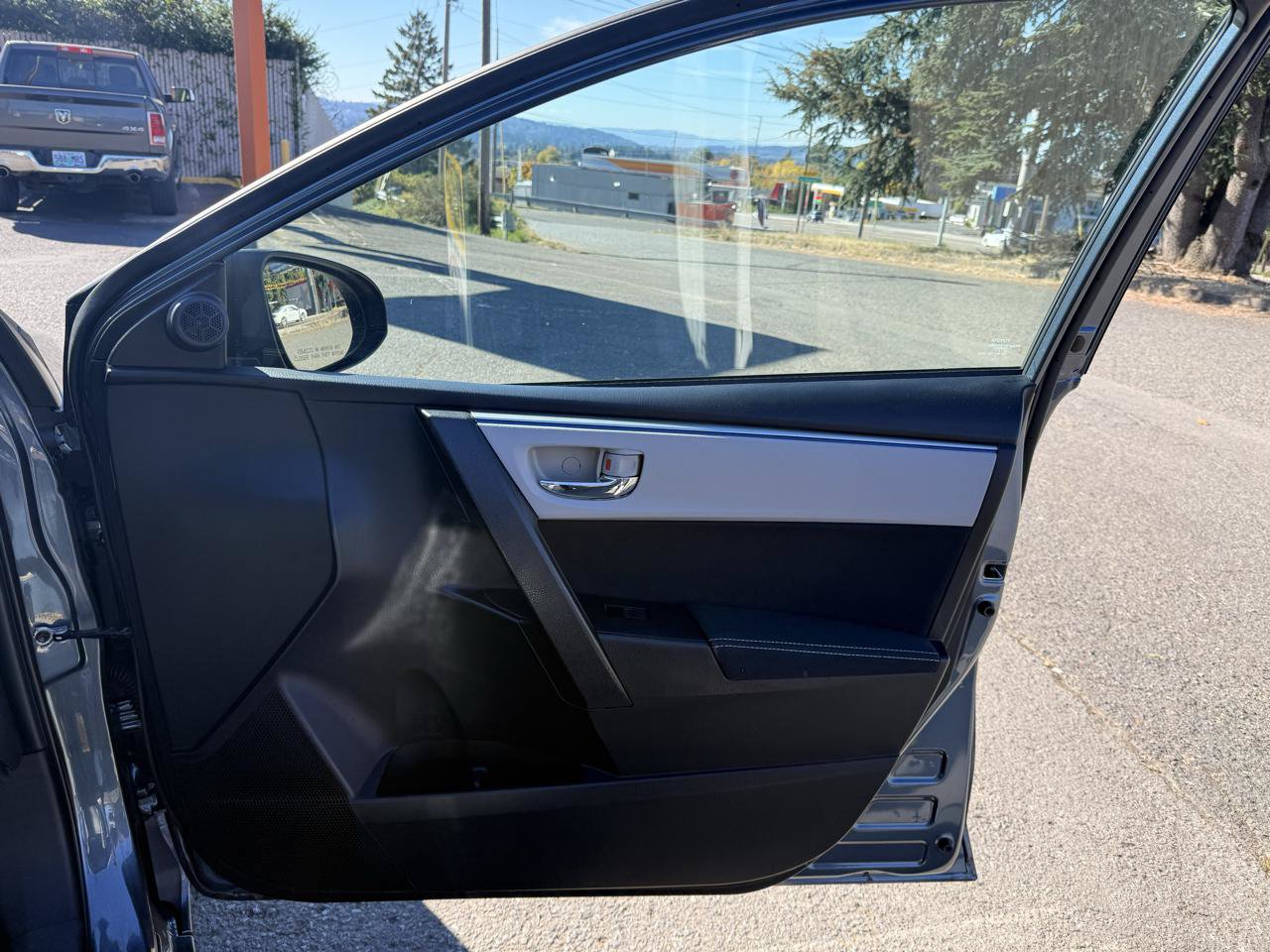 Used 2015 Toyota Corolla LE FWD image 22