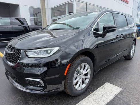 New 2026 Chrysler Pacifica Select AWD/4WD image 4