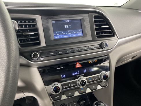 Used 2020 Hyundai Elantra SE FWD image 26