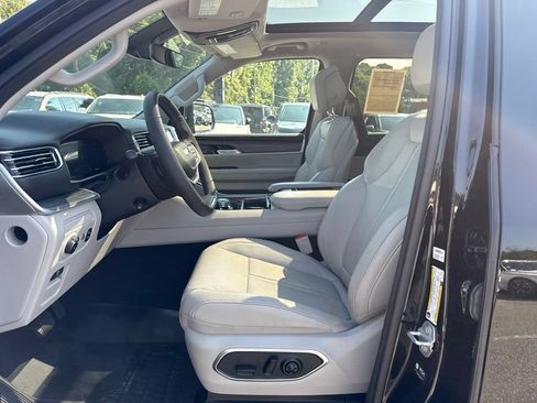 Used 2024 Jeep Wagoneer L Series III w/ Premium Group I AWD/4WD image 9