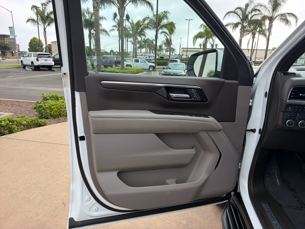 Used 2025 Chevrolet Suburban LT AWD/4WD image 13