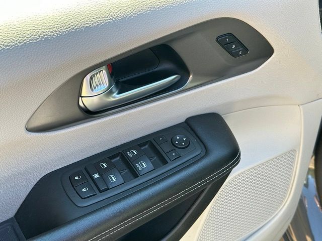 Used 2022 Chrysler Pacifica Touring-L FWD image 11