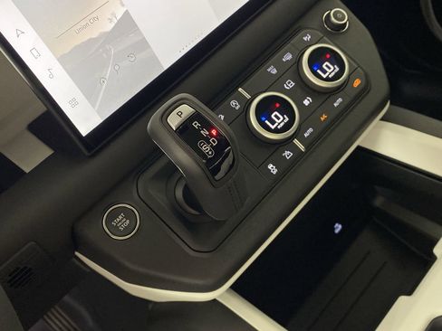 Used 2025 Land Rover Defender 110 S image 15