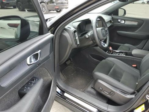 Used 2023 Volvo XC40 B5 Plus w/ Climate Package AWD/4WD image 3