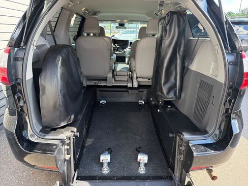 Used 2020 Toyota Sienna L FWD image 40