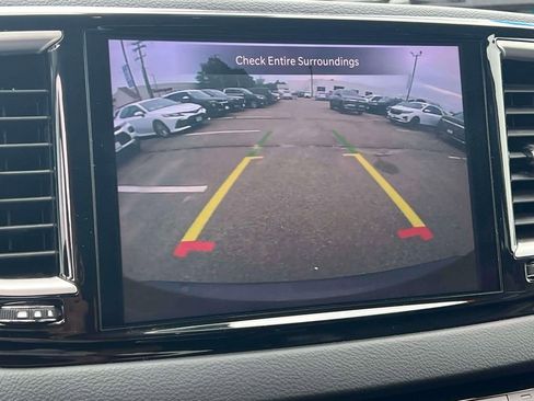 Used 2023 Chrysler Pacifica Touring-L FWD image 33