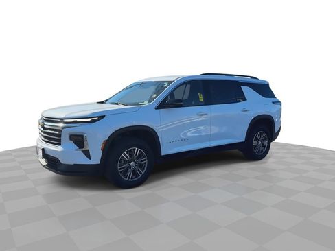 Used 2025 Chevrolet Traverse LT image 4