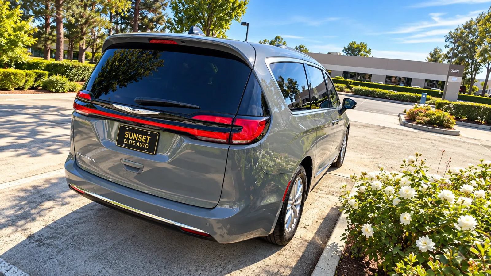 Used 2025 Chrysler Pacifica Select FWD image 7