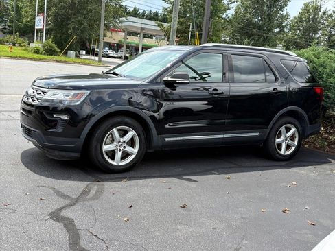 Used 2019 Ford Explorer XLT w/ Equipment Group 202A FWD image 4