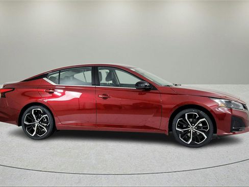 Used 2024 Nissan Altima 2.5 SR FWD image 2