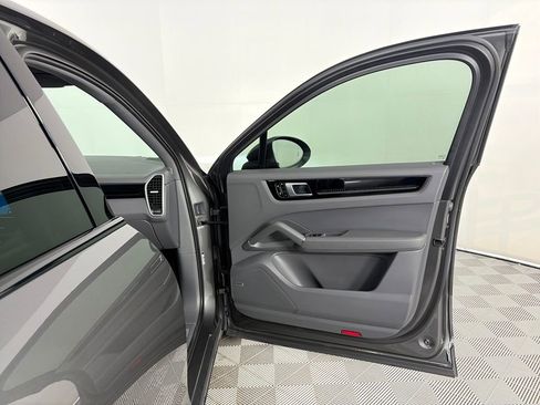 Used 2020 Porsche Cayenne image 28