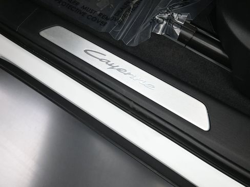 Certified 2025 Porsche Cayenne E-Hybrid w/ Premium Package Plus image 28