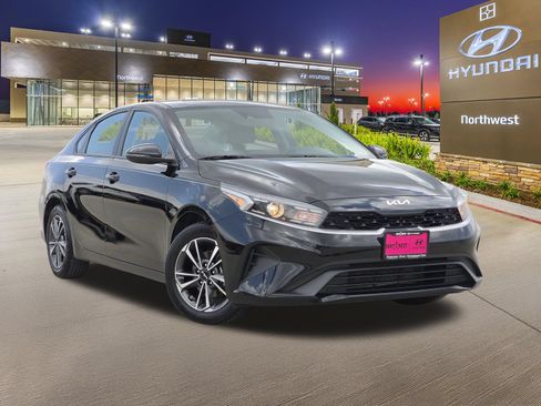 Used 2024 Kia Forte LXS w/ LXS Technology Package FWD image 3