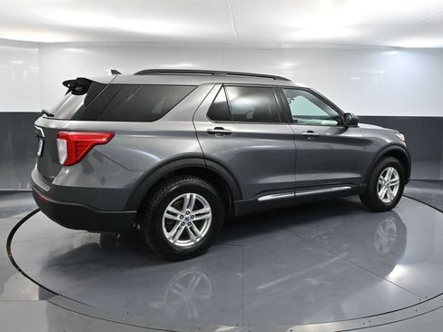 Used 2023 Ford Explorer XLT AWD/4WD image 5