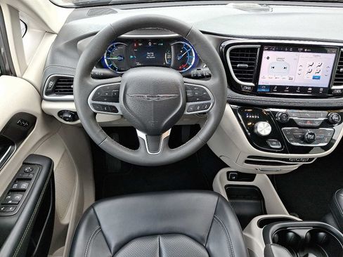Used 2023 Chrysler Pacifica Touring-L FWD image 11