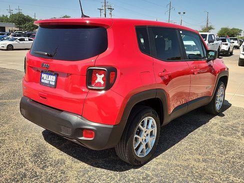 Used 2023 Jeep Renegade Latitude AWD/4WD image 3