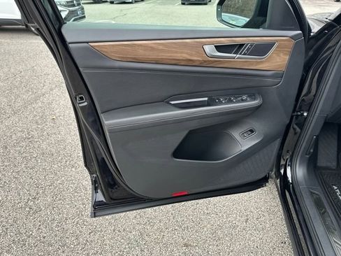 Certified 2025 Volkswagen Atlas SE image 11