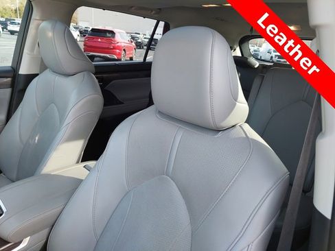Used 2022 Toyota Highlander Limited image 6