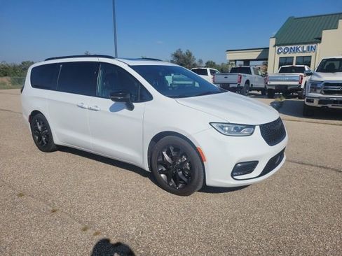 Used 2025 Chrysler Pacifica Limited image 20