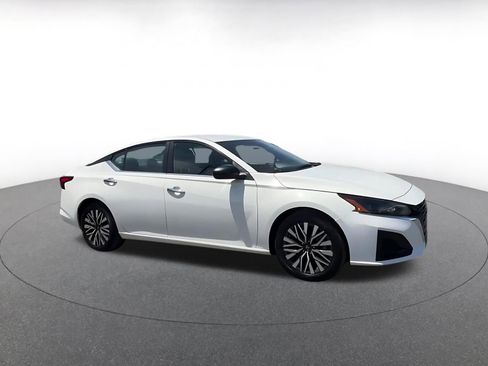 Used 2025 Nissan Altima 2.5 SV FWD image 2