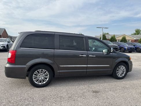 Used 2016 Chrysler Town & Country Touring-L w/ Driver Convenience Group FWD image 11