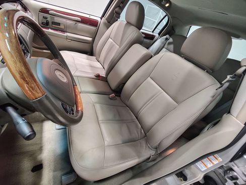 Used 2004 Lincoln Town Car Ultimate image 24