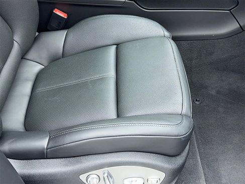 Used 2025 Porsche Macan w/ Premium Package Plus image 45