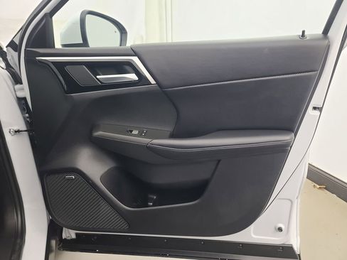 Used 2025 Mitsubishi Outlander SE image 13