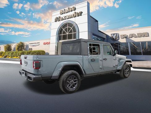 Used 2025 Jeep Gladiator Sport AWD/4WD image 3
