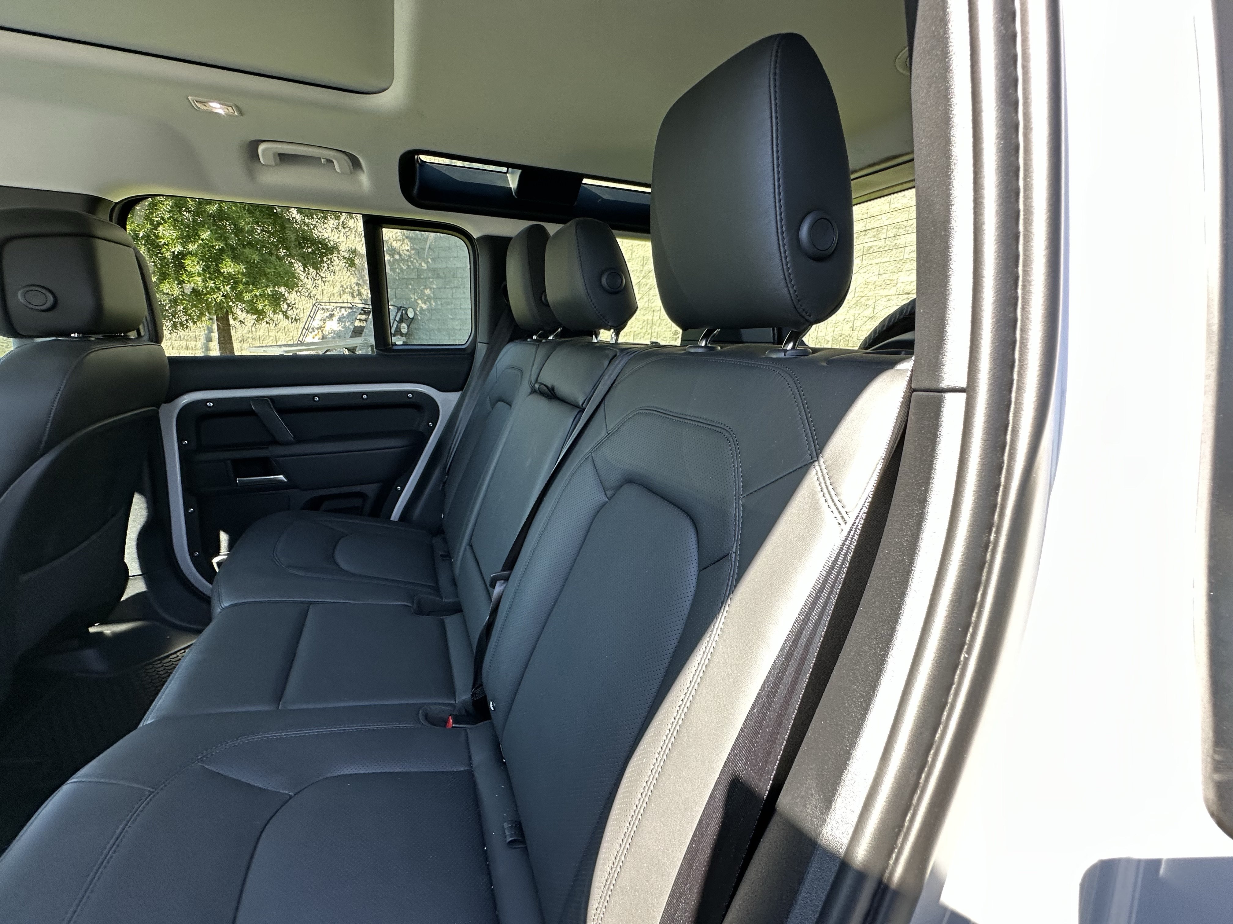 Used 2026 Land Rover Defender 110 X-Dynamic SE AWD/4WD image 34
