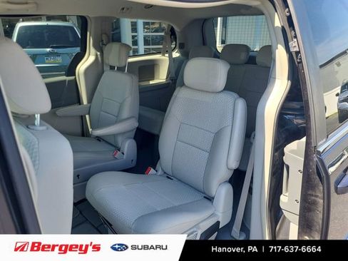 Used 2010 Chrysler Town & Country Touring FWD image 9