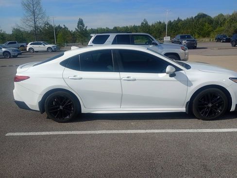 Used 2025 Toyota Camry SE w/ Convenience Package image 4