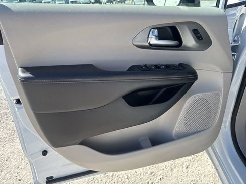 Used 2024 Chrysler Pacifica Touring-L FWD image 21