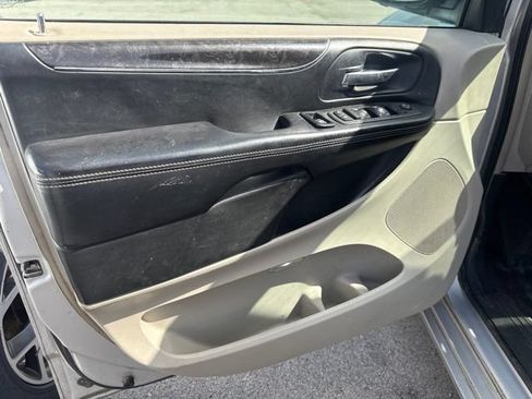 Used 2012 Chrysler Town & Country Touring w/ Entertainment Group #1 FWD image 8