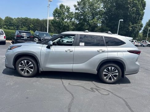 Used 2025 Toyota Highlander XLE AWD/4WD image 8