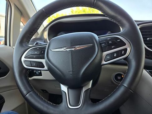Used 2023 Chrysler Pacifica Touring-L FWD image 23