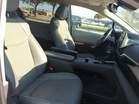 Used 2024 Toyota Sienna XLE image 32
