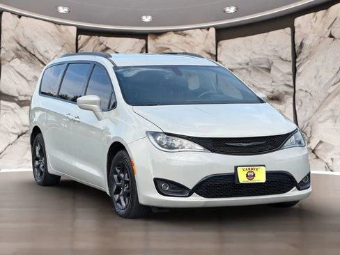 Used 2020 Chrysler Pacifica Touring-L w/ S Appearance Package FWD image 3