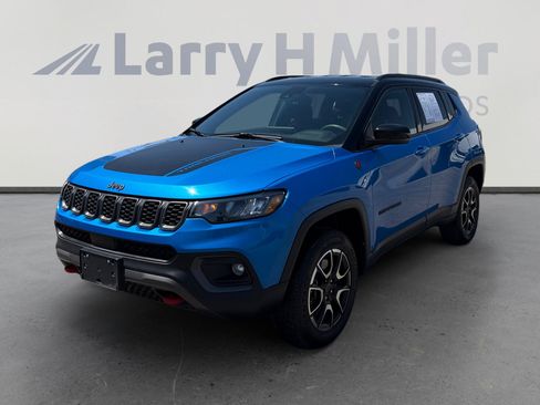 Used 2025 Jeep Compass Trailhawk AWD/4WD image 1