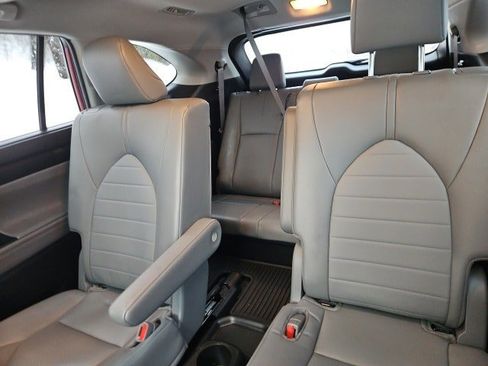 Used 2023 Toyota Highlander XLE image 13