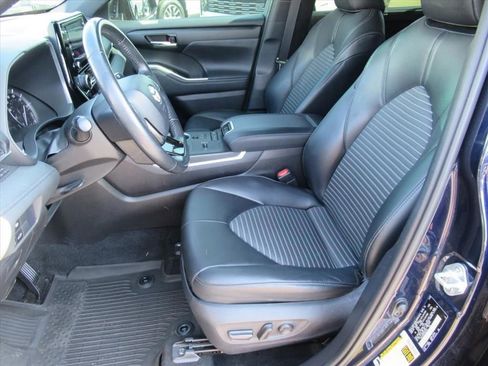 Used 2021 Toyota Highlander XSE FWD image 4