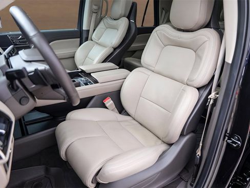 Used 2024 Lincoln Navigator Reserve image 7