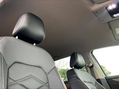 Used 2025 Volkswagen Atlas SE FWD image 19