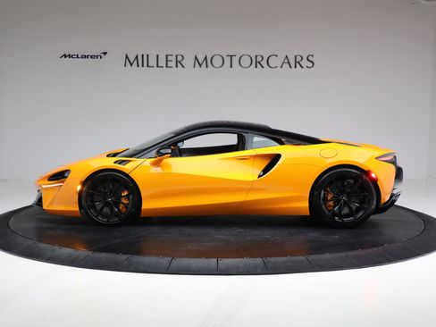 Used 2024 McLaren Artura RWD image 4