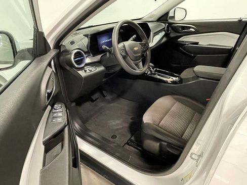 Used 2025 Chevrolet Trax LT FWD image 18