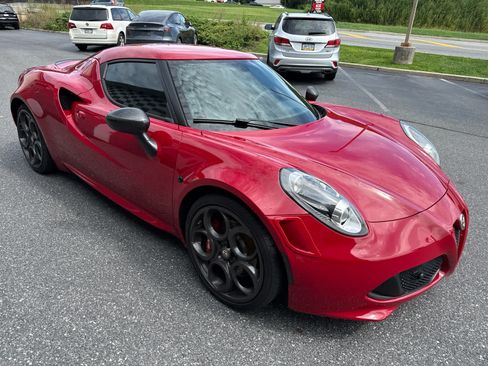 Used 2015 Alfa Romeo 4C Launch Edition w/ Convenience Group RWD image 2