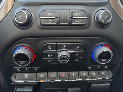 Used 2022 Chevrolet Silverado 3500 High Country image 27